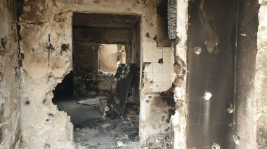 KFAR AZA, İSRAİL. 27 Ekim 2023. Hamas 'ın 07 Ekim' deki terör saldırısından sonra Gazze sınırında Kibbutz Kfar Aza. Hamas militanları sivilleri öldürdü, evleri yaktı, mülkleri tahrip etti. Demirden kılıçlar editoryal görüntü. 