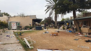 KFAR AZA, İSRAİL. 27 Ekim 2023. Hamas 'ın 07 Ekim' deki terör saldırısından sonra Gazze sınırında Kibbutz Kfar Aza. Hamas militanları sivilleri öldürdü, evleri yaktı, mülkleri tahrip etti. Demirden kılıçlar editoryal görüntü. 