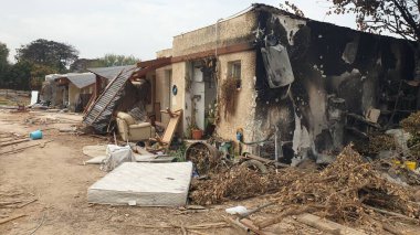KFAR AZA, İSRAİL. 27 Ekim 2023. Hamas 'ın 07 Ekim' deki terör saldırısından sonra Gazze sınırında Kibbutz Kfar Aza. Hamas militanları sivilleri öldürdü, evleri yaktı, mülkleri tahrip etti. Demirden kılıçlar editoryal görüntü. 