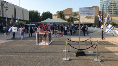 TEL AVIV, İSRAİL. 2 Kasım 2023. Diğer protestocular tarafından desteklenen Tel Aviv 'deki Hamas rehinelerinin ailelerinin kampı. Gökyüzüne yakın resimlerinin olduğu sarı balonlar salıyorlar ve başka görüntüler yapıyorlar. Düzenleyici resim.