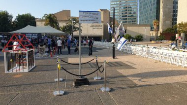 TEL AVIV, İSRAİL. 2 Kasım 2023. Diğer protestocular tarafından desteklenen Tel Aviv 'deki Hamas rehinelerinin ailelerinin kampı. Gökyüzüne yakın resimlerinin olduğu sarı balonlar salıyorlar ve başka görüntüler yapıyorlar. Düzenleyici resim.