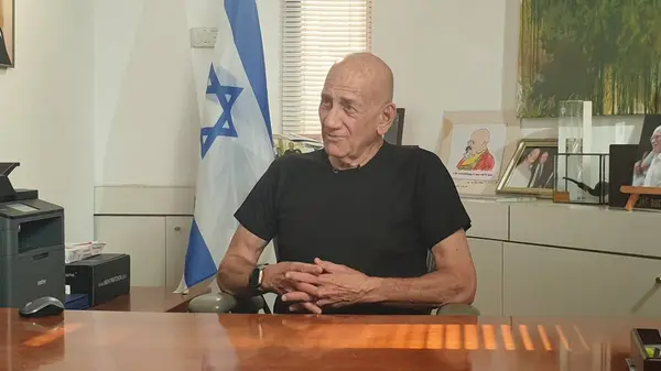 Tel Aviv Israel 2023年11月7日以色列前总理埃胡德 奥尔默特在接受采访时在他的个人办公室内阁中 编辑图像 图库照片