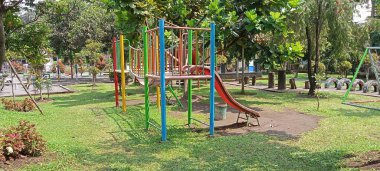 Çocuklar parkın dışında. 