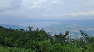 Yeşil tepe, güzel manzaralı.