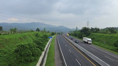 Dağ tepe arkaplanlı otoyol