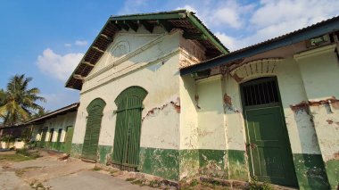 Eski Terk Edilmiş Koloni Dönemi Deposu Tropikal Ayarlarda