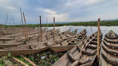 Geleneksel Tahta Tekneler Endonezya 'nın Sakin Gölü' ne yanaştı