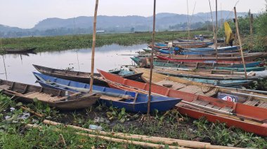 Geleneksel Tahta Tekneler Endonezya 'nın Sakin Gölü' ne yanaştı