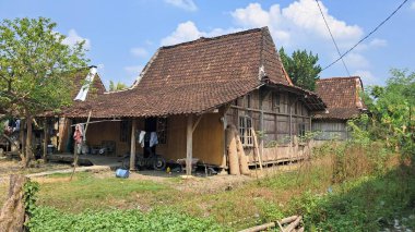 Köydeki geleneksel ahşap ev.