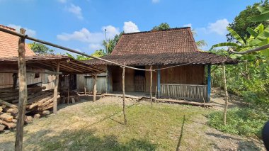 Köydeki geleneksel ahşap ev.