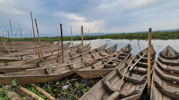 Geleneksel Tahta Tekneler Endonezya 'nın Sakin Gölü' ne yanaştı