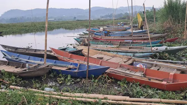 Geleneksel Tahta Tekneler Endonezya 'nın Sakin Gölü' ne yanaştı