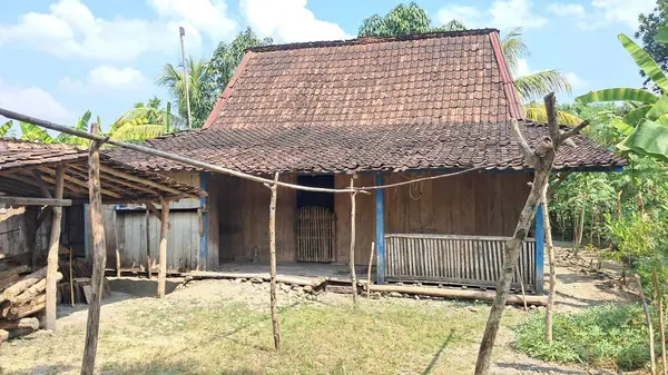 Köydeki geleneksel ahşap ev.