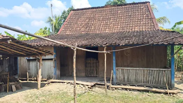 Köydeki geleneksel ahşap ev.