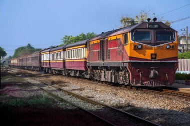 Tren istasyonunda dizel lokomotifle yolcu treni.