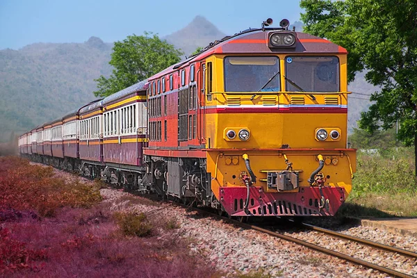 Train Voyageurs Par Locomotive Diesel Passe Chemin Fer Flanc Colline — Photo