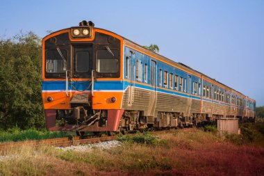 Demiryolunda dizel tren var..