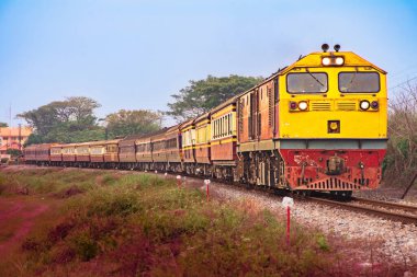 Dizel lokomotifle yolcu treni tren kavşağından geçti..