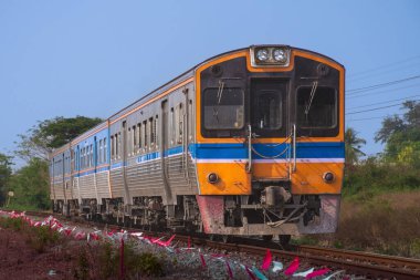 Demiryolunda dizel tren var..