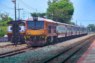 Tren istasyonunda dizel lokomotifle yolcu treni.