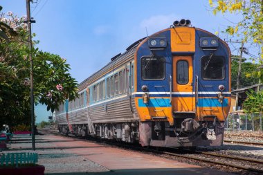 Demiryolunda dizel tren var..