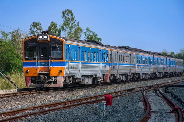 Demiryolunda dizel tren var..