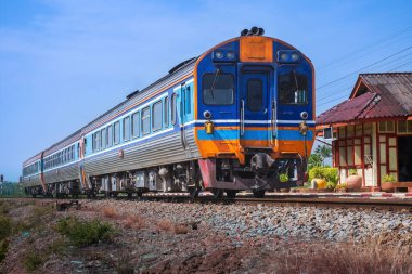 Demiryolunda dizel tren var..