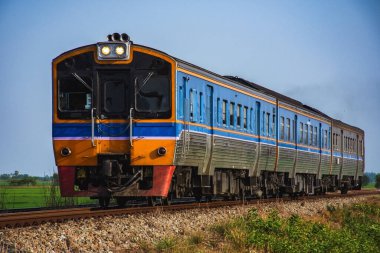 Demiryolunda dizel tren var..