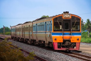 Demiryolunda dizel tren var..