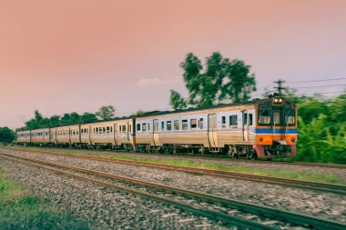 Demiryolunda dizel tren var..