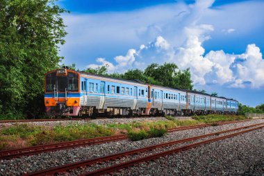 Demiryolunda dizel tren var..