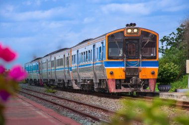 Demiryolunda dizel tren var..