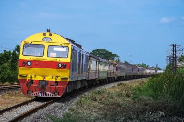 Dizel lokomotifle yolcu treni tren kavşağından geçti.. 