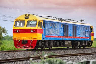 Demiryolunda dizel lokomotif.