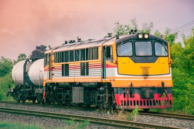 Demiryolunda dizel lokomotifle yük treni.