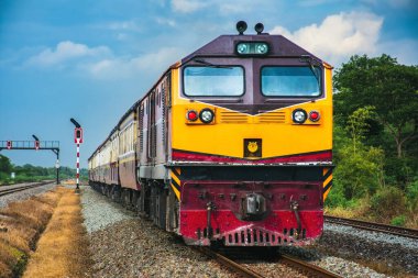 Tren istasyonunda dizel lokomotifle yolcu treni. 