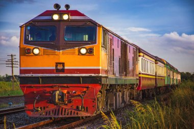 Tren istasyonunda dizel lokomotifle yolcu treni. 