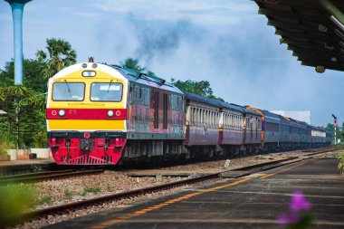 Tren istasyonunda dizel lokomotifle yolcu treni.