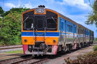 Demiryolunda dizel tren var..