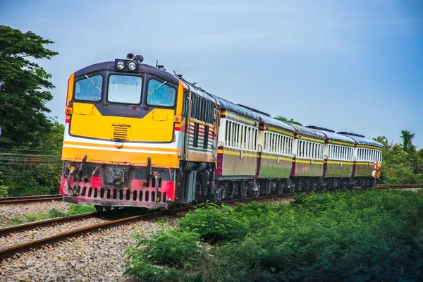 Personenzug Mit Diesellok Passiert Bahnkurve — Stockfoto