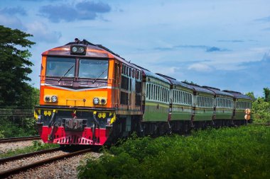 Dizel lokomotifle yolcu treni tren kavşağından geçti..
