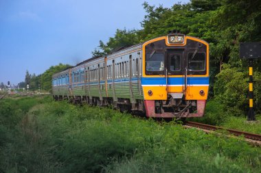 Demiryolunda dizel tren var..