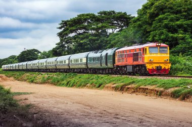 Dizel lokomotifle yolcu treni demiryolundan geçti..