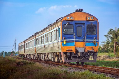 Tayland 'da demiryolunda dizel tren..