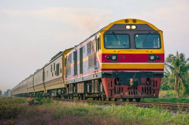 Tayland 'da demiryolunda dizel lokomotifle yolcu treni.