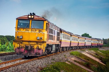 Dizel lokomotifle yolcu treni tren kavşağından geçti..