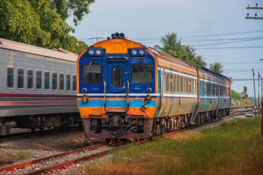 Demiryolunda dizel tren var..