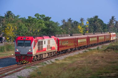 Tayland 'da demiryolunda dizel lokomotifle yolcu treni.