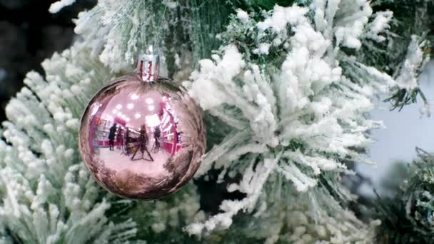 Una Bola Rosa Colgando Árbol Navidad Con Copos Nieve Reflejo — Vídeo de stock