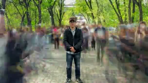 緑の木に囲まれた ぼろぼろの群衆に一人で立っている男 タイムラップ カメラが近づいている フルHd — ストック動画